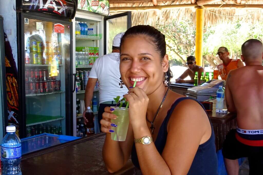 Guardalavaca: Mojito-Genuss in der Strandbar El Caney