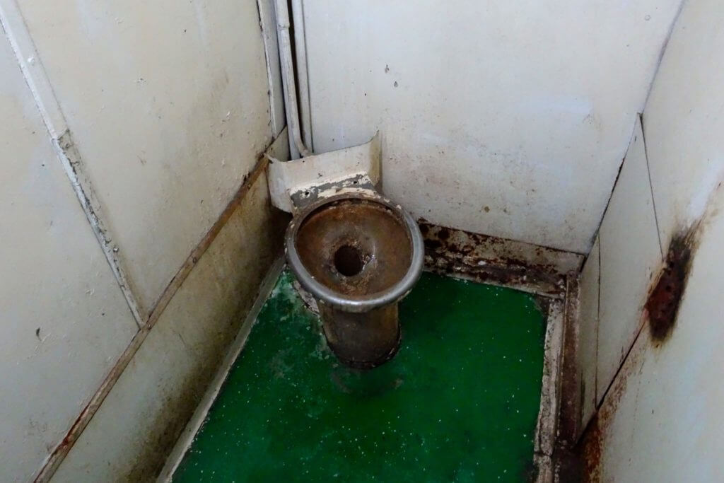 Zug fahren in Kuba. Toilette im Zug von Havanna nach Guantánamo