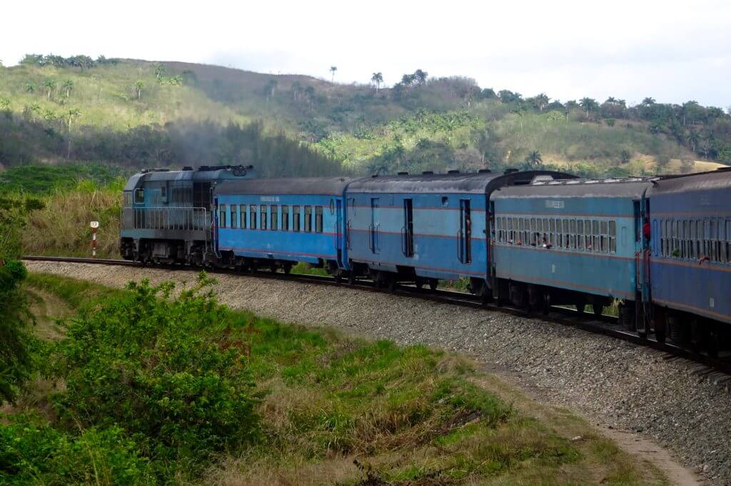 Bahnfahrt in Kuba. Zug von Havanna nach Guantánamo