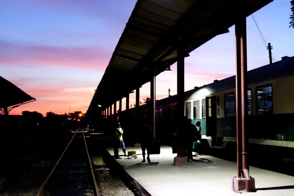 Zug fahren in Kuba. Morgendämmerung über dem Bahnhof von Guantánamo