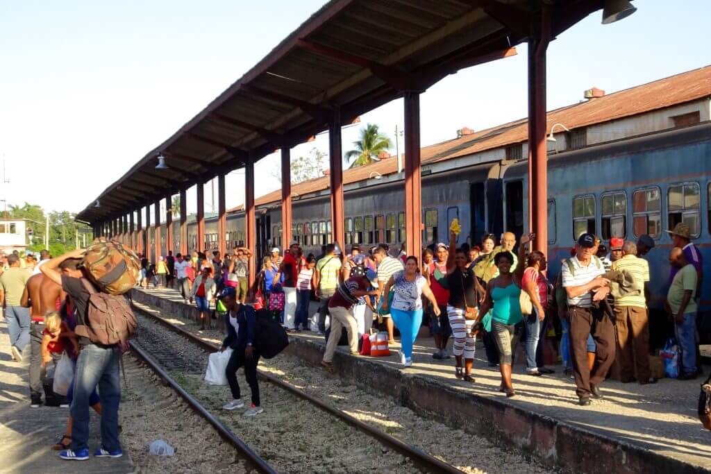 Zug fahren in Kuba. Ankunft auf dem Bahnhof von Guantánamo