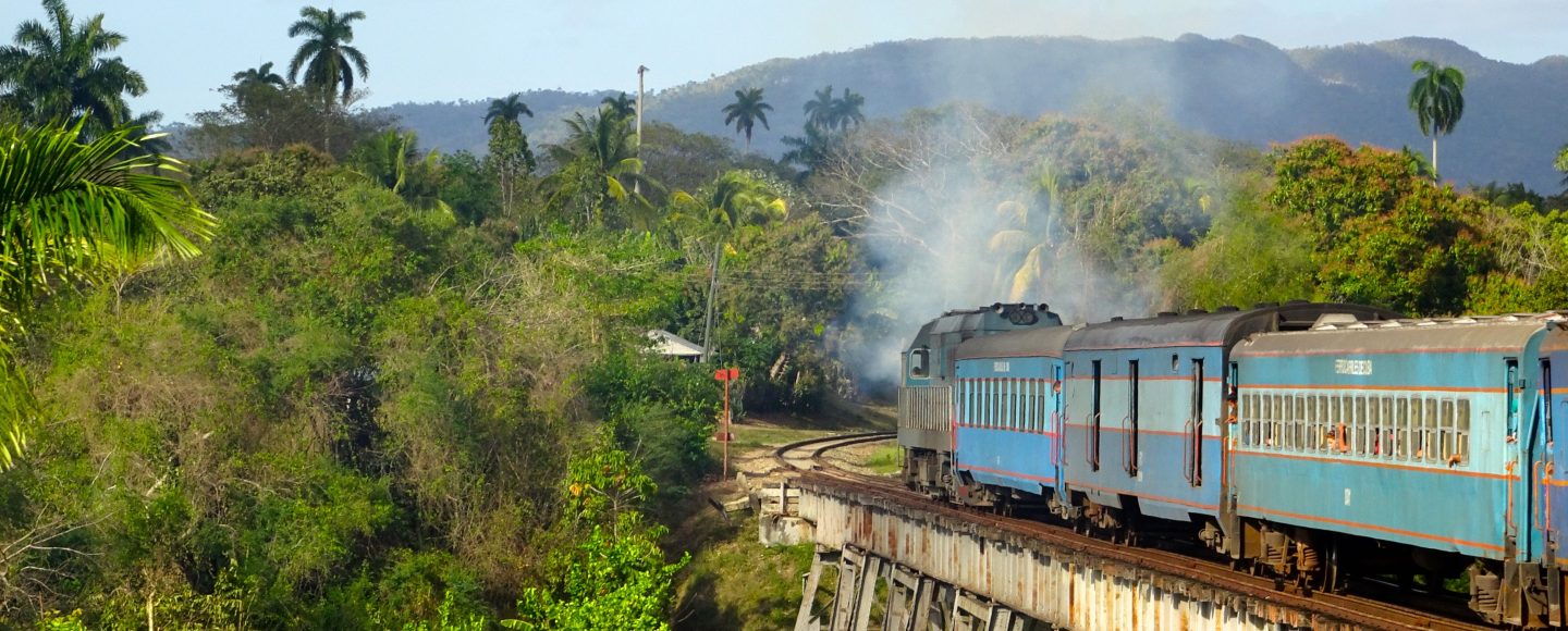 Eisenbahn unterwegs in Kuba, Zug auf der Strecke von Havanna nach Guantánamo.