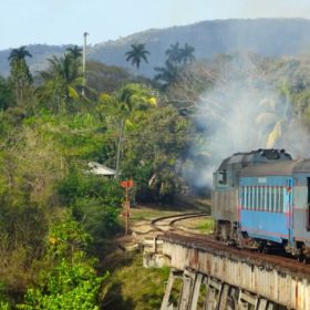 Eisenbahn unterwegs in Kuba, Zug auf der Strecke von Havanna nach Guantánamo.