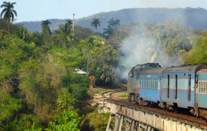 Eisenbahn unterwegs in Kuba, Zug auf der Strecke von Havanna nach Guantánamo.