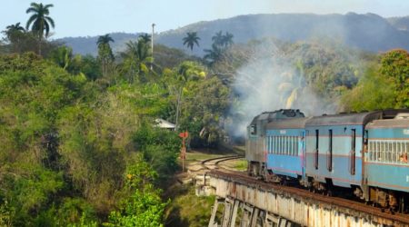 Eisenbahn unterwegs in Kuba, Zug auf der Strecke von Havanna nach Guantánamo.