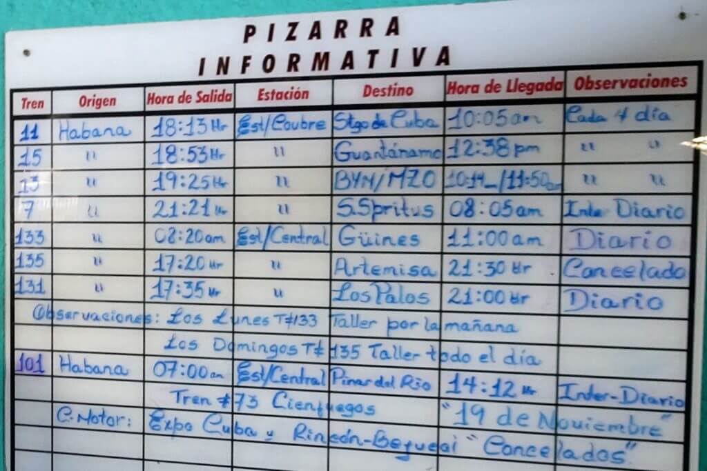 Zug fahren in Kuba. Fahrplan im Bahnhof La Coubre von Havanna