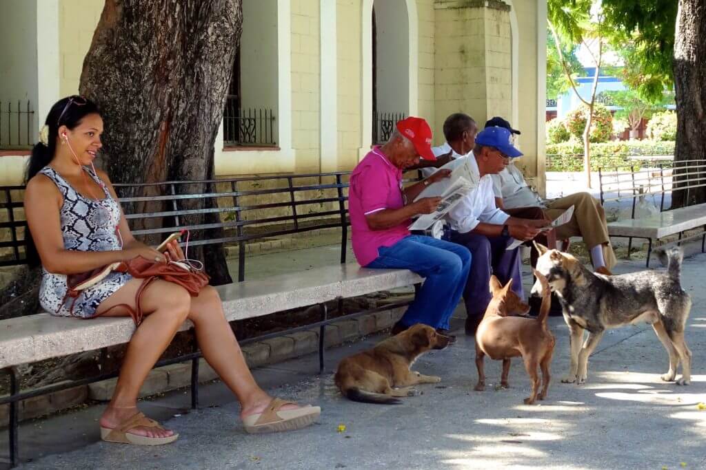 Menschen im Parque José Martí von Guantánamo