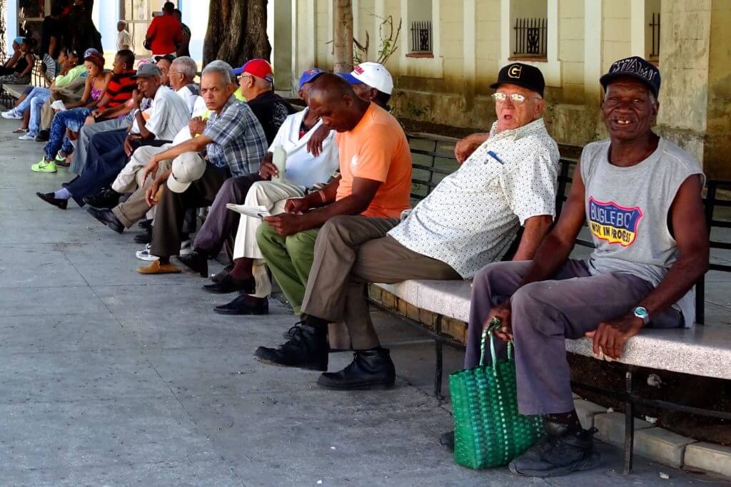 Menschen im Parque José Martí von Guantánamo