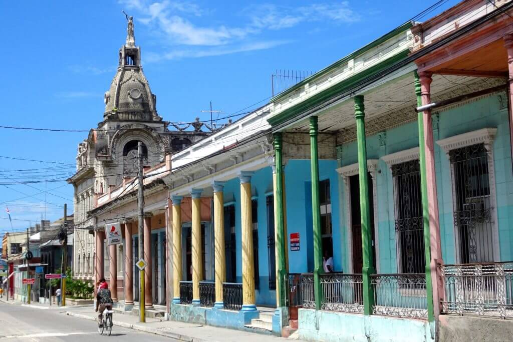 Guantánamo. Säulengeschmückte Häuser in der Calle Pedro A. Pérez mit Blick auf Palacio Salcines