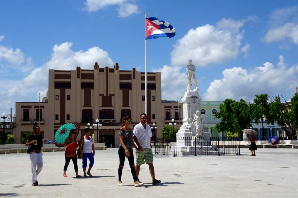 Holguín. Parque Calixto Garcia mit Blick auf die Statue des namensgebenden Generals.