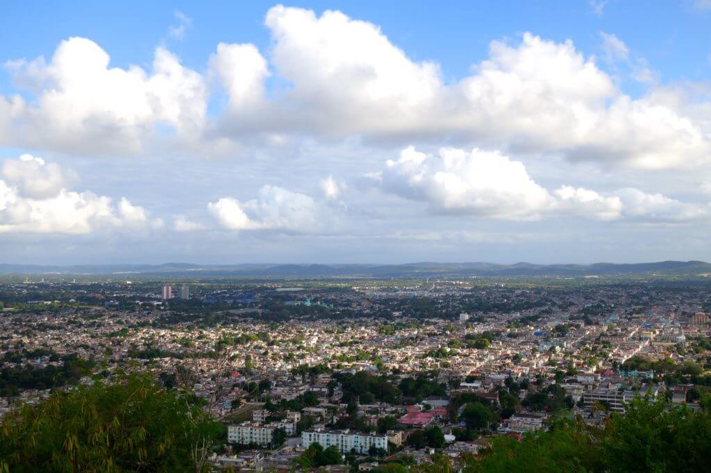 Loma de la Cruz. Blick über Holguín.