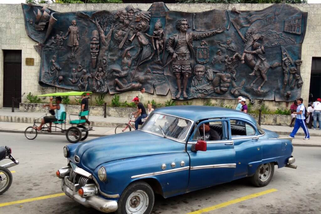 Holguín. Mural Orígenes, ein Relief mit historischen Motiven, am Parque de las Flores.