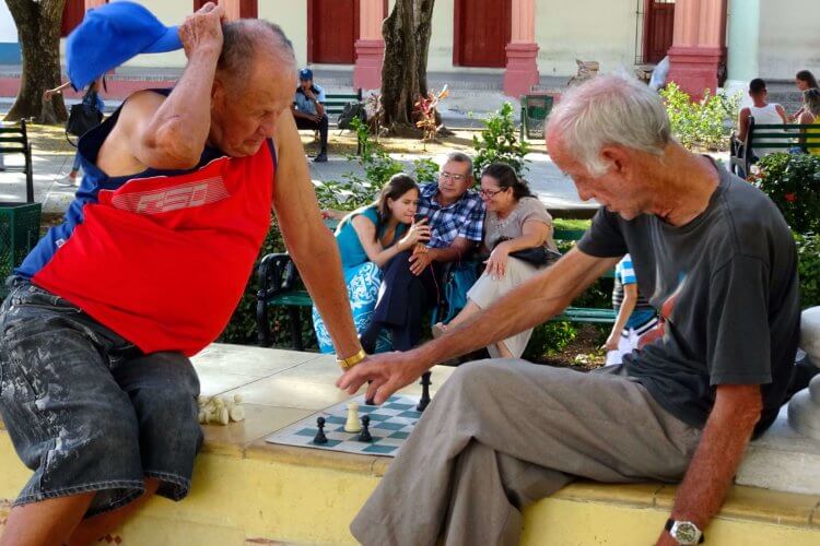 Holguín. Schach spielende Männer und WiFi-Nutzung im Parque de las Flores