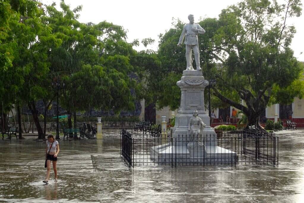 Holguín. Parque de las Flores (Parque Peralta) im Regen.