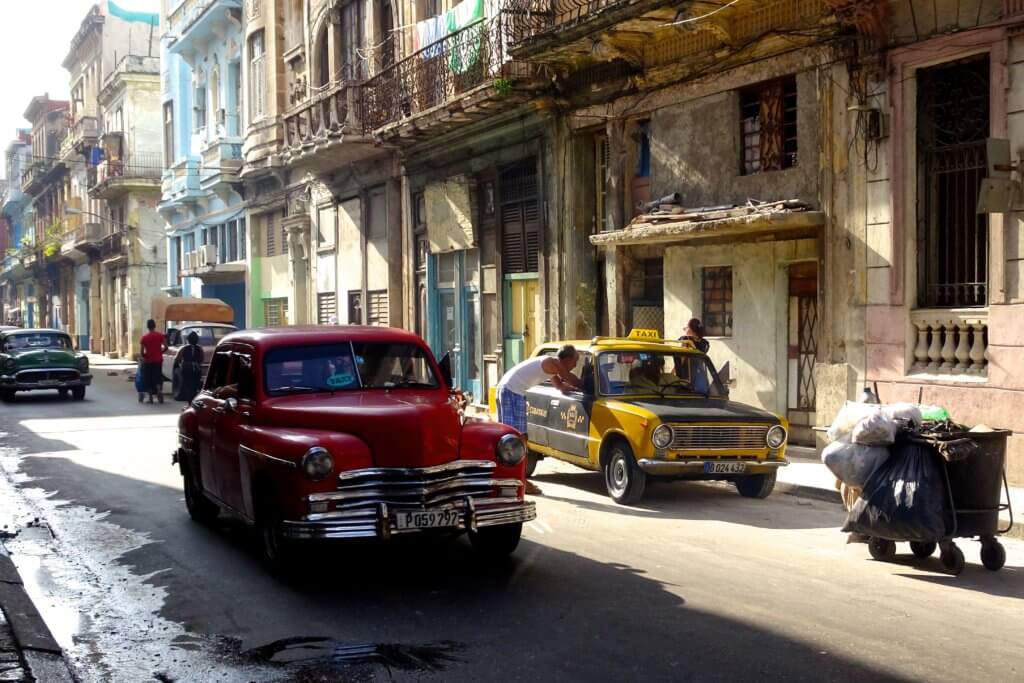 Casa Particular in Centro Habana. Morgens vor dem Haus auf der Straße.