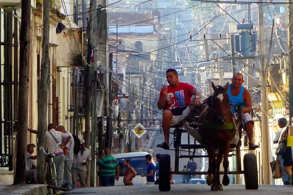 Casa Particular in Matanzas, Kuba. Pferdekutsche und Kabelgewirr in den Straßen.