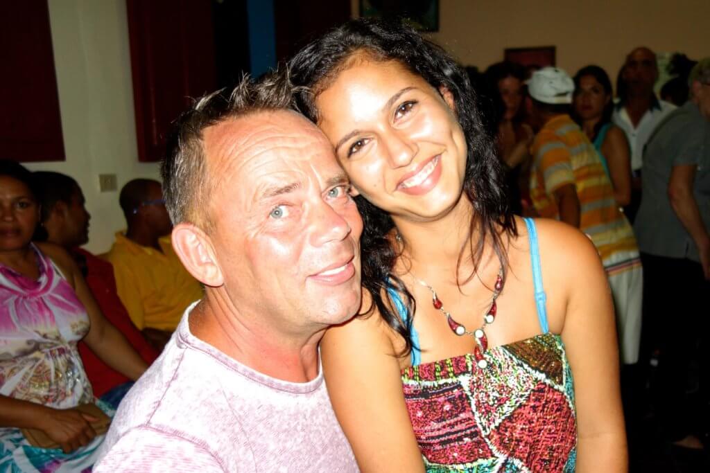 Wolfgang Käseler, Reiseblogger vom Reiseblog Groovy Planet, mit kubanischer Freundin in Baracoa, Kuba.