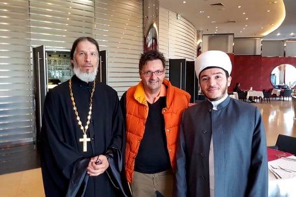 Religion in Tatarstan. Vikar Konstantin Kolyganov (links) und Imam Ilfar Khasanov (rechts), in der Mitte Holger Trocha.