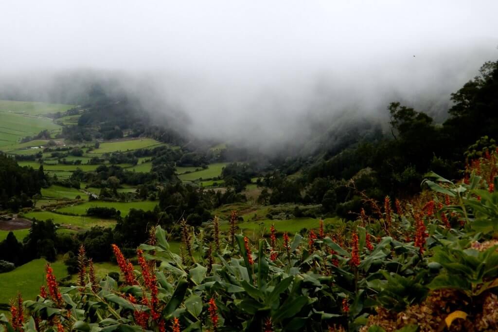 Kratersee bei Sete Cidades. Wolken über dem Tal.