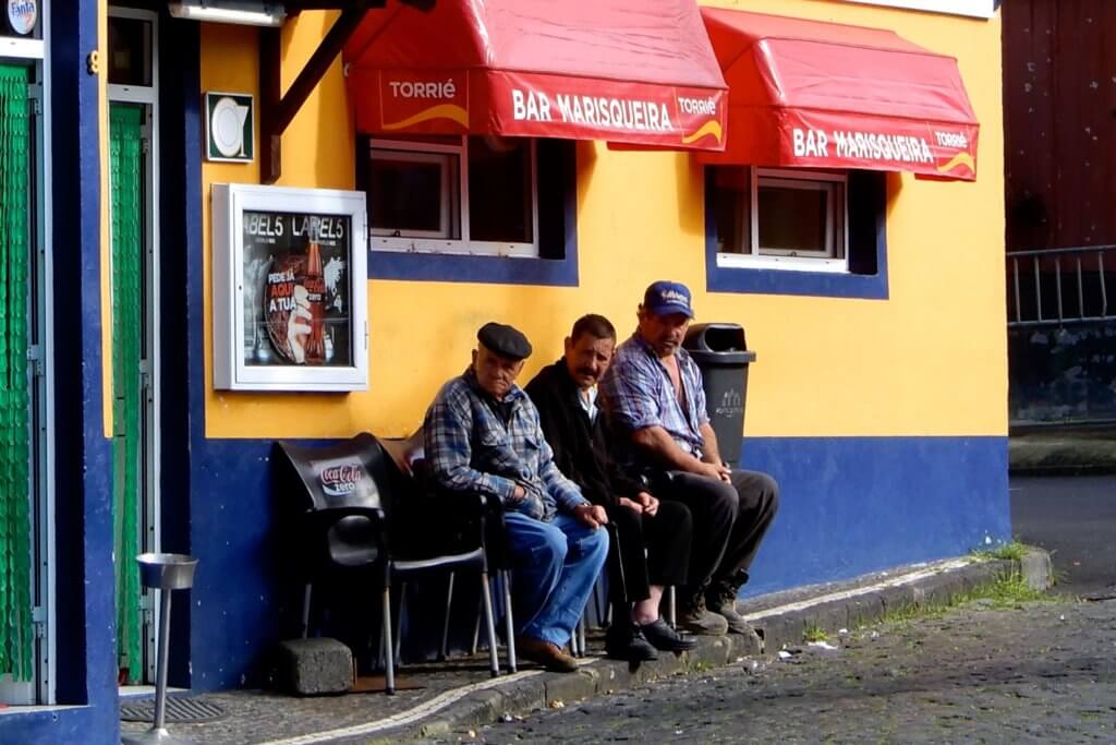 Männer vor einer Bar in Mosteiros, Impressionen auf dem Weg zum Kratersee von Sete Cidades.