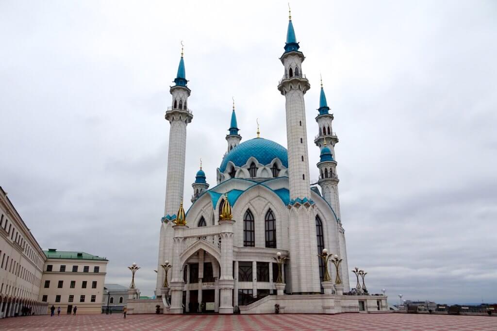 Religion in Tatarstan. Kul-Scharif-Moschee in Kasan, eine der größten Moscheen Europas und ein Symbol für das friedliche Miteinander der Religionen.