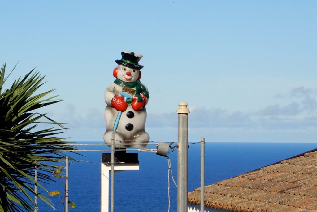 Plastik-Schneemann am Ortsausgang von Mosteiros, gesehen während der Wanderung zum Kratersee bei Sete Cidades.