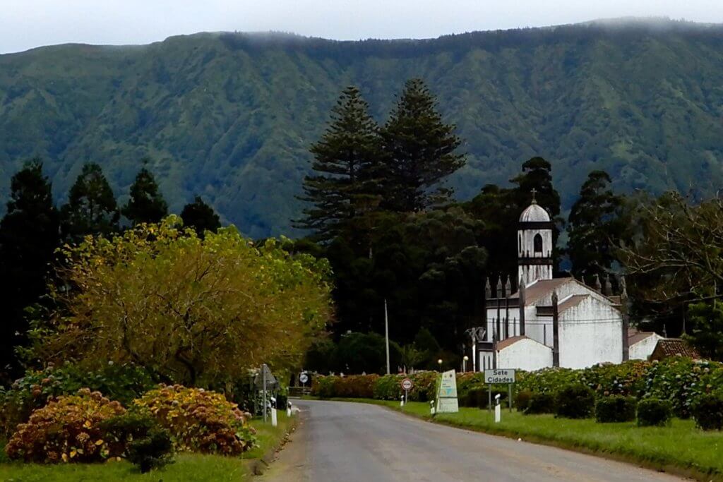 Sete Cidades. Ortseingang mit der Kirche Igreja de São Nicolau.