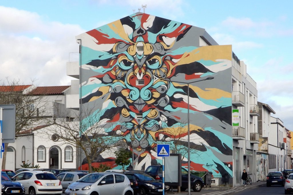 Street Art Azoren. Paulo Arraiano hat diese Hauswand in Ponta Delgada gestaltet.