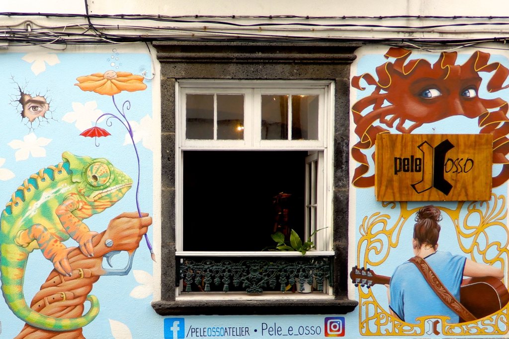 Street Art Azoren. Kunst von Marc Garcia am Gebäude von Pele e Osso in Ponta Delgada.