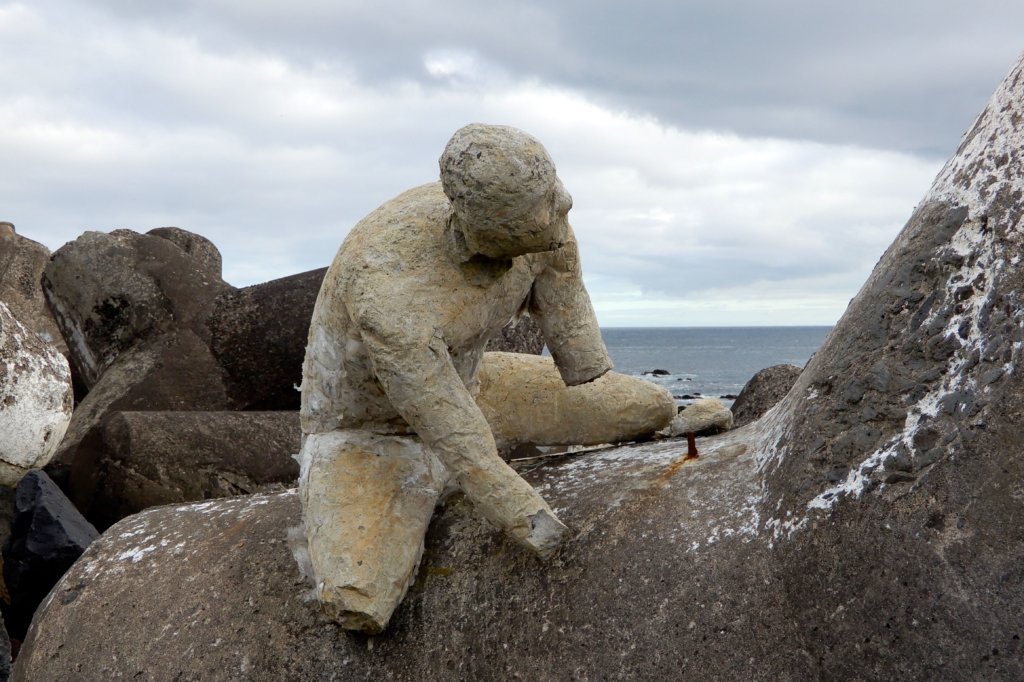 Street Art auf den Azoren. Skulptur vom US-Amerikaner Mark Jenkins in Ponta Delgada. 