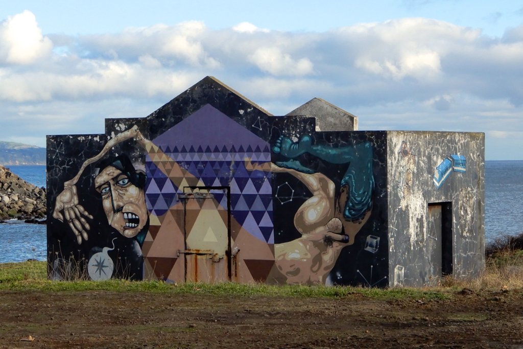 Street Art auf São Miguel, direkt an der Küste.