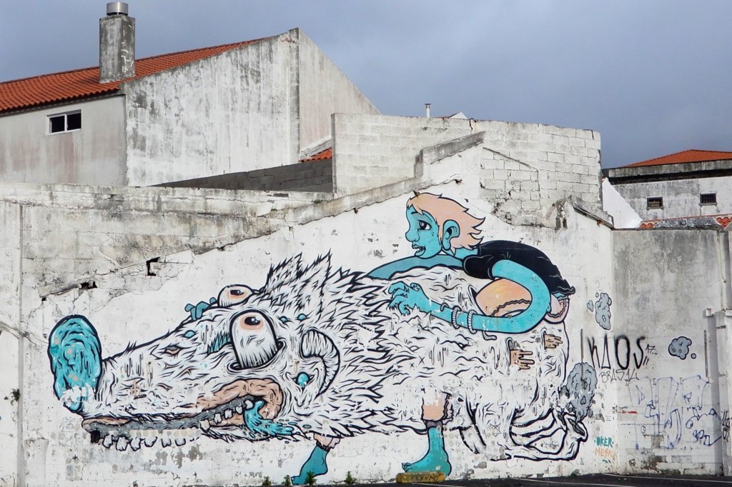 Street Art in Ponta Delgada. Kunstwerk von Oker und Mesk.