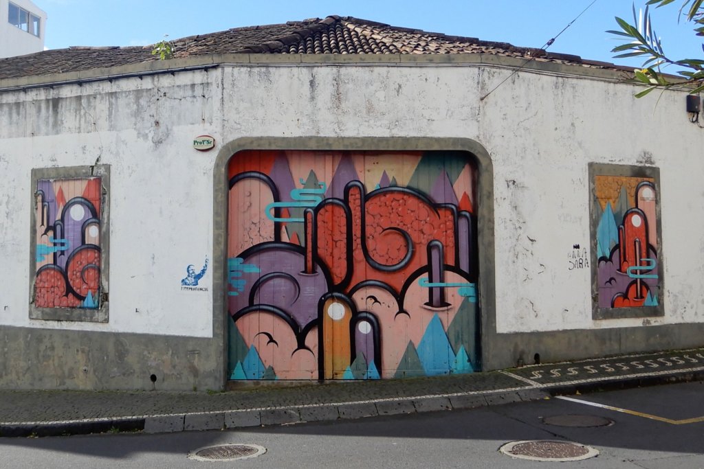 Street Art in Ponta Delgada. Kunstwerk von HIUM.