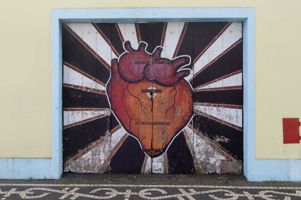 Street Art in Ponta Delgada. Ein Kunstwerk von Vanessa Teodoro aus Lissabon.