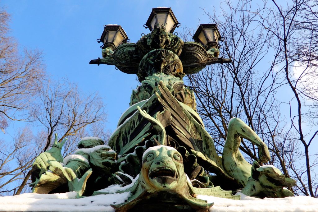 Winter in Hannover. Kandelaber auf der Königsworther Brücke, Königsworther Straße.