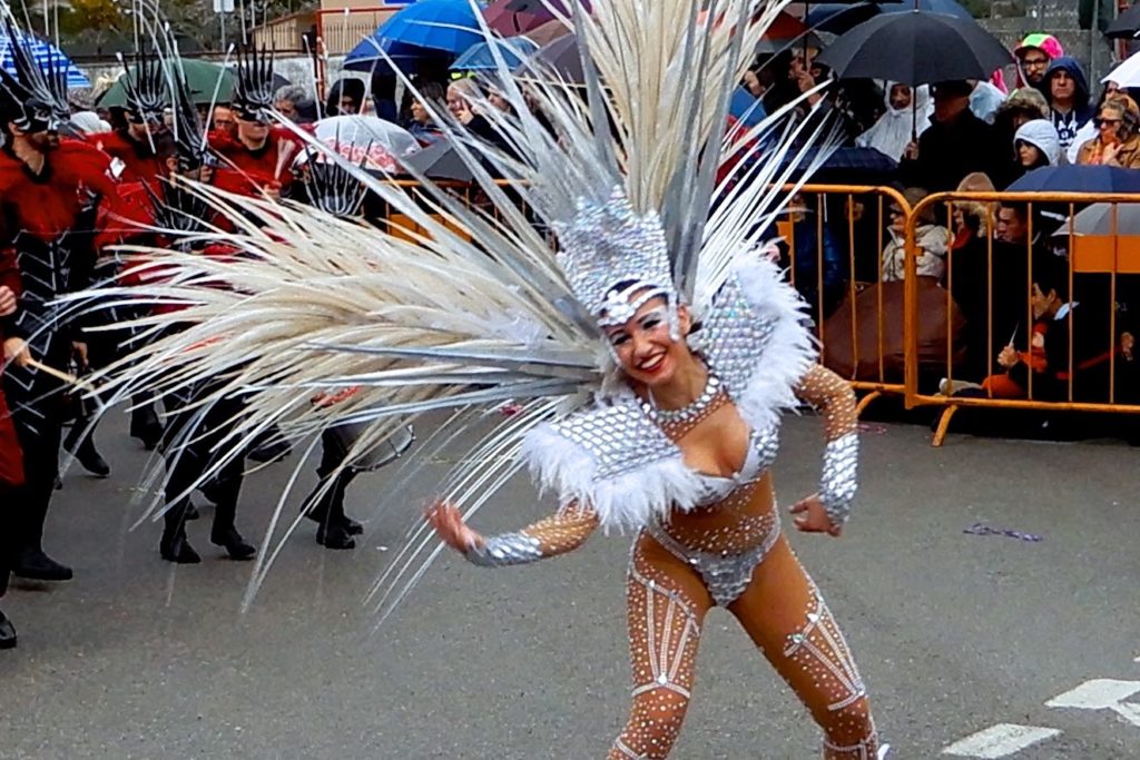 Karneval in Portugal. Sambatänzerin beim Corso von Ovar.