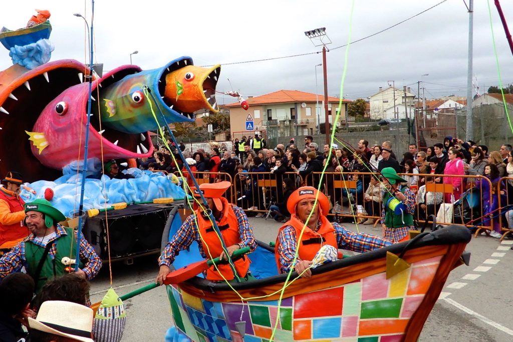Karneval in Ovar. Regionale Verbundenheit ist auch ein Thema im Karneval, hier demonstriert durch die Darstellung maritimer Themen.