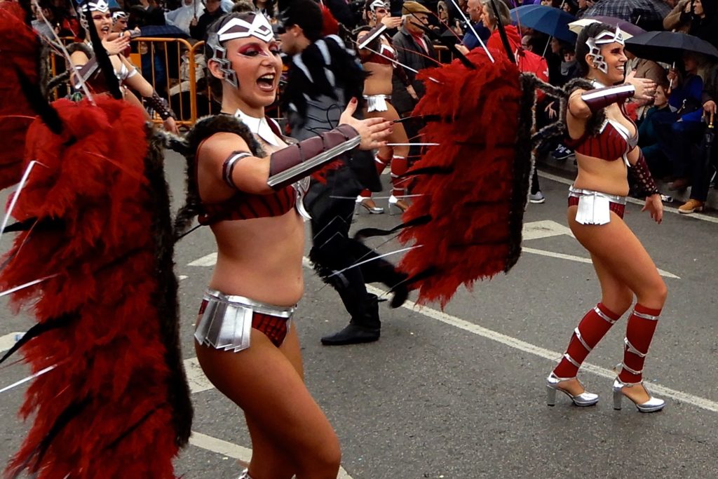 Karneval in Ovar, Portugal. Kostümierte Tänzerinnen während der Parade.
