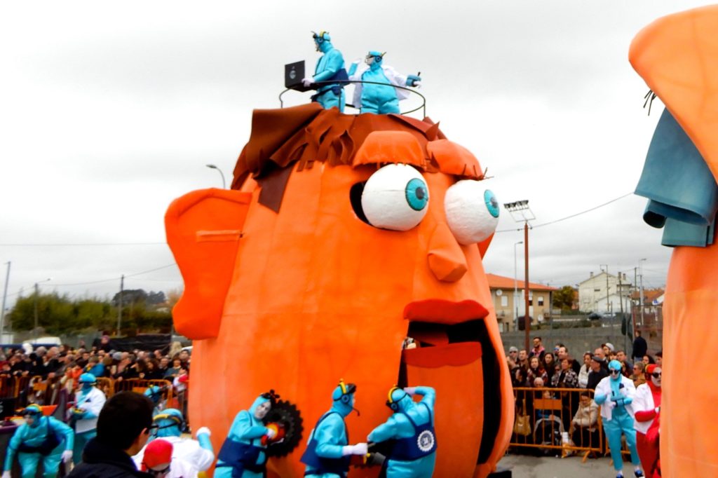 Karneval in Ovar, Portugal. Thema ist hier eine Technoparade.