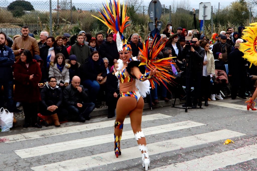 Karneval in Ovar, Portugal. Samba-Tänzerin beim Grande Corso Carnavalesco.