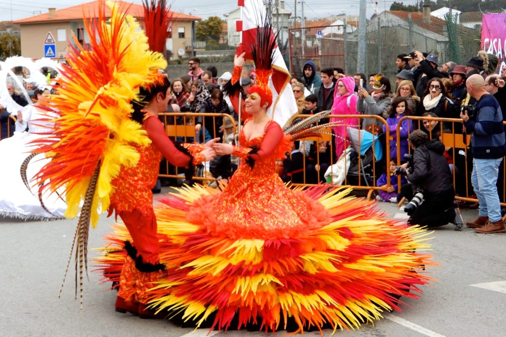 Karneval in Ovar. Kostümierte Tänzer.