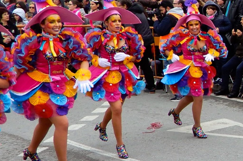 Karneval in Ovar, Portugal. Tänzerinnen in bunten Kostümen.