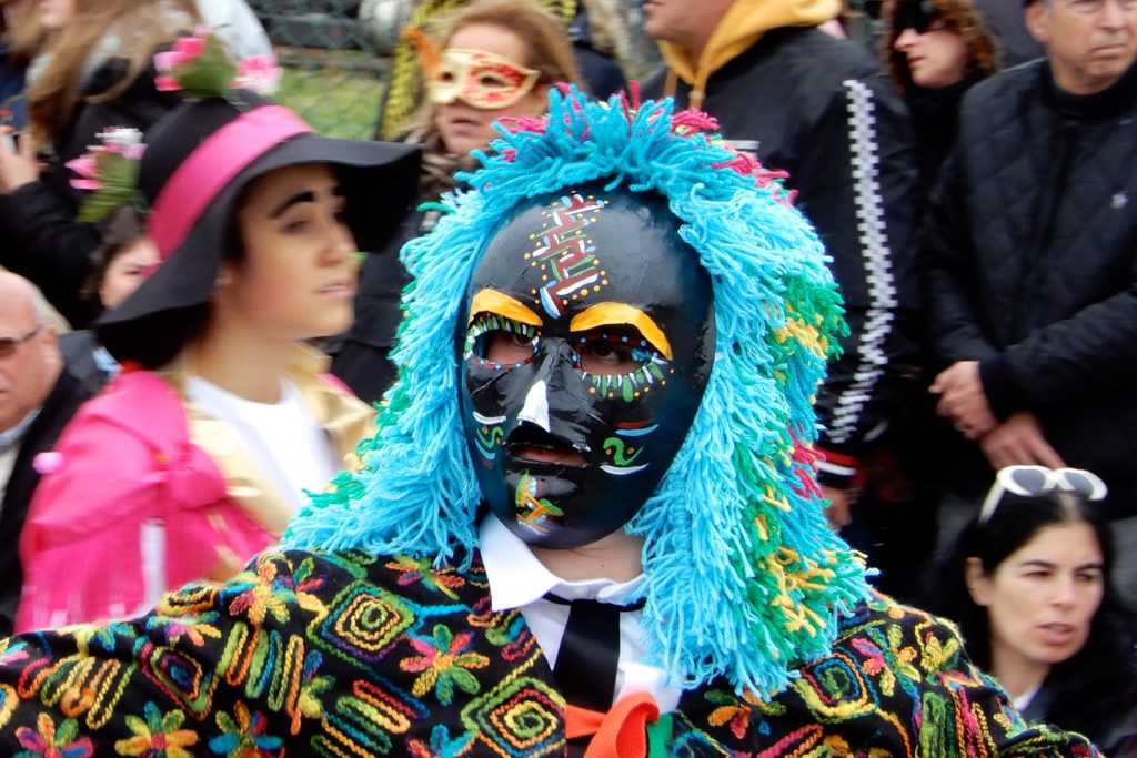 Karneval in Ovar, Portugal. Exotische Maske beim Umzug.