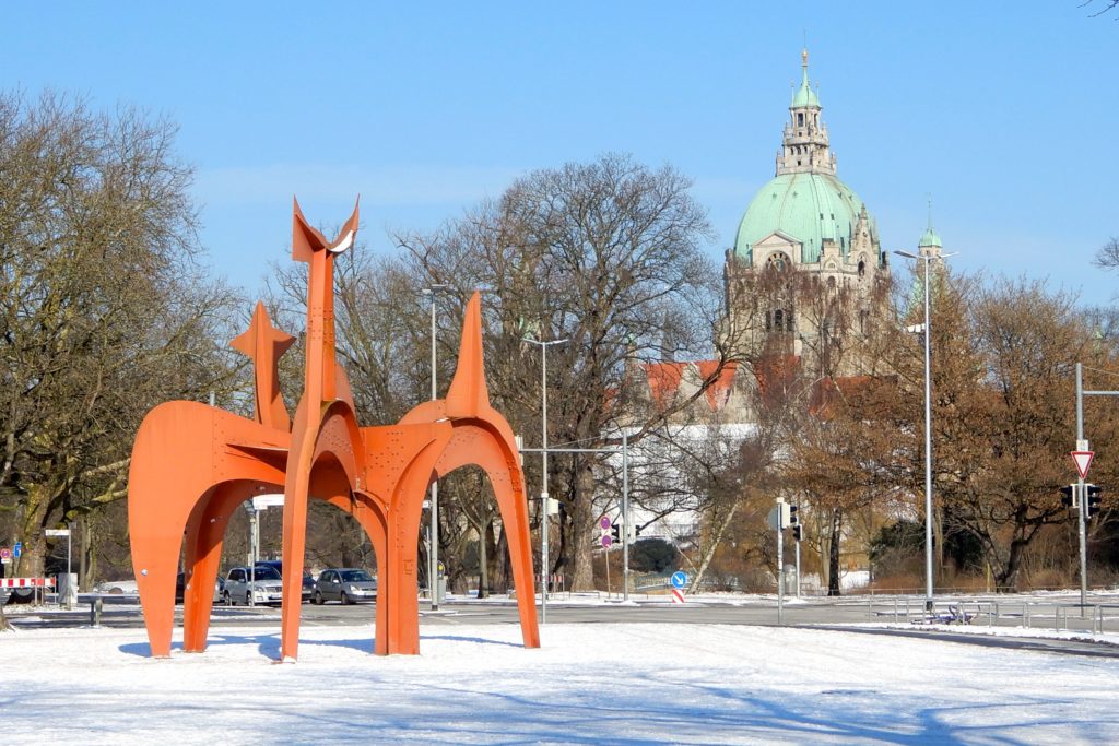 Winter in Hannover. Der Hellebardier, auch Guadeloupe genannt, im Hintergrund das Neue Rathaus.