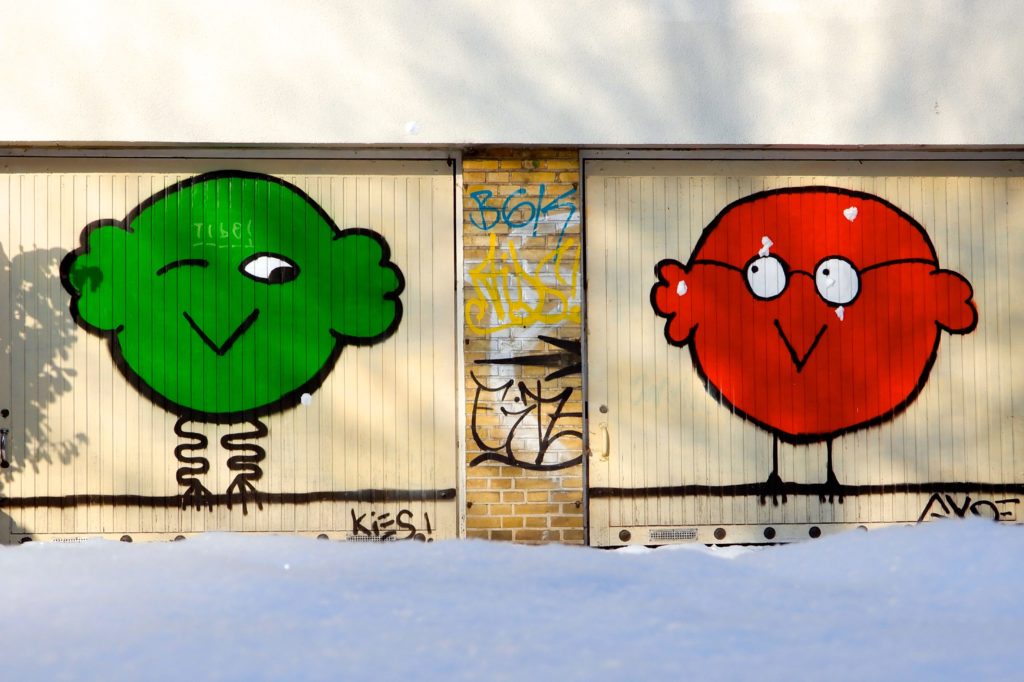 Winter in Hannover. Street Art an Garagentor in Linden.