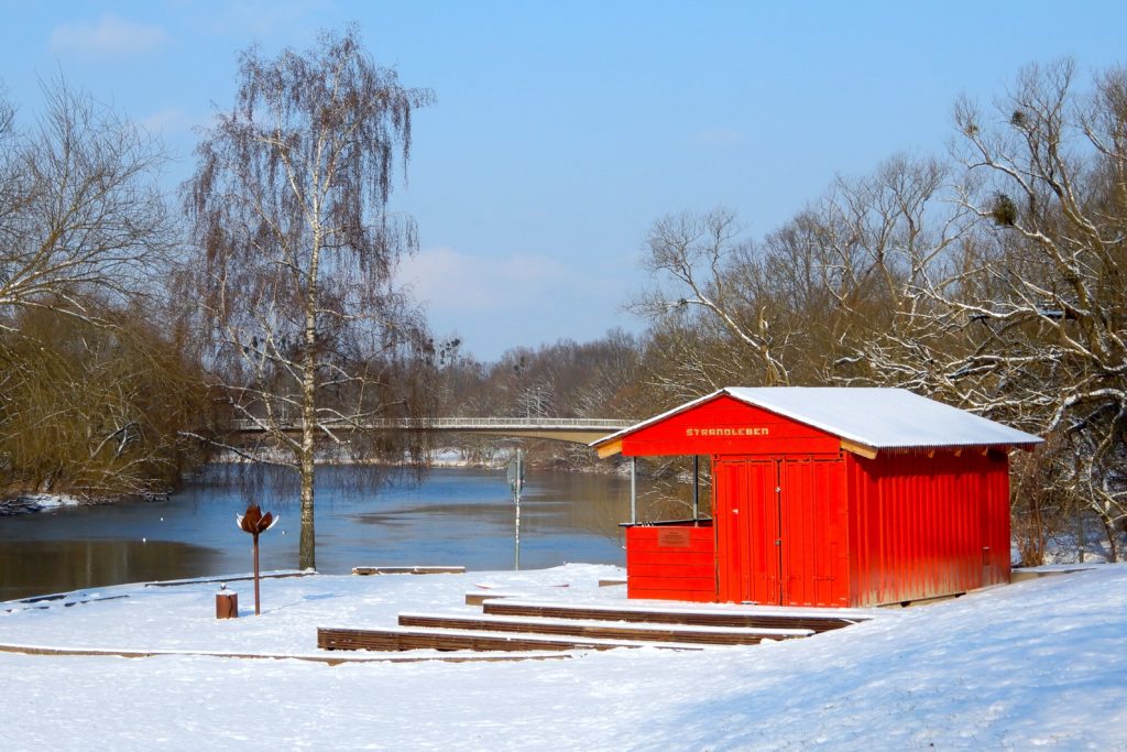 Winter in Hannover. Strandbar Strandleben am Zusammenfluss von Ihme und Leine.