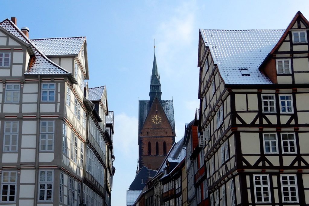 Altstadt von Hannover. Schneebedeckte Fachwerkhäuser und Marktkirche.