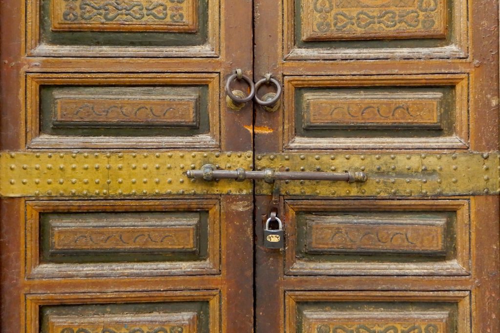 Bahia Palast, Marrakesch. Verschlossene Tür im Palastinneren - nicht alle Räume sind für die Öffentlichkeit zugänglich.