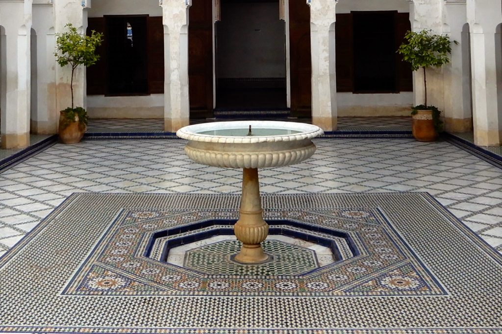 Bahia Palast, Marrakesch. Mit Mosaiken geschmückter Patio, in der Mitte ein Brunnen.
