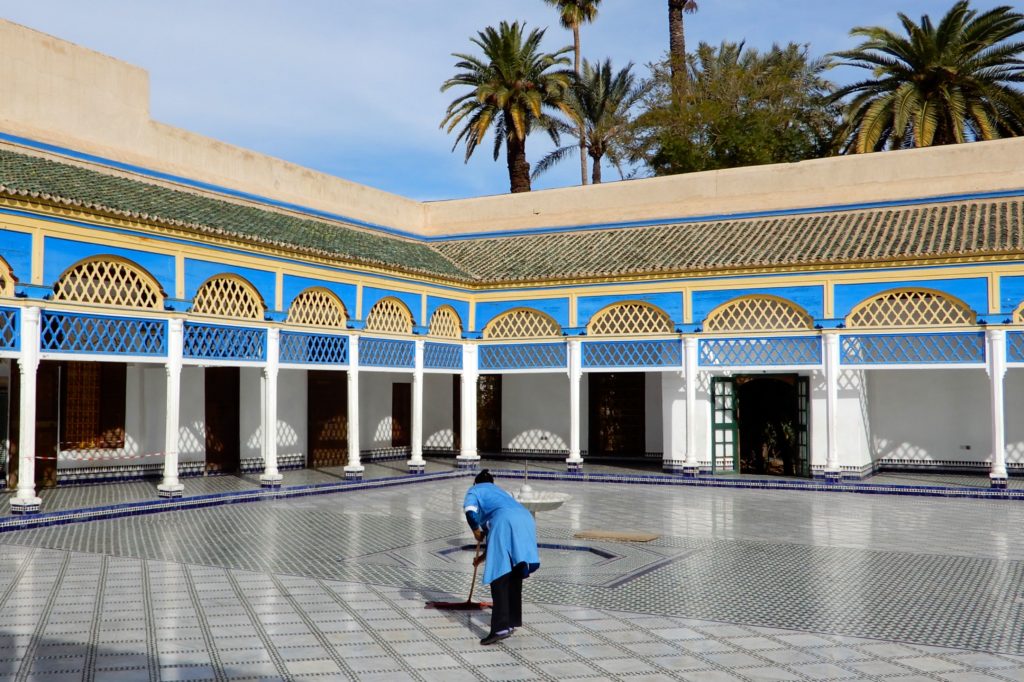 Bahia Palast, Marrakesch. Fleißige Frauen sorgen für Sauberkeit im Palast. 